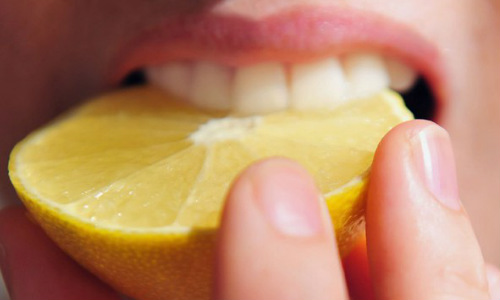 Лимоны негативно влияют на состояние зубной эмали